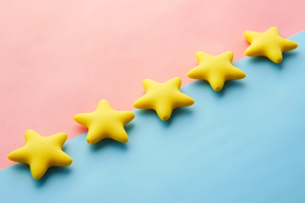 5 stars on blue and pink background, company reputation